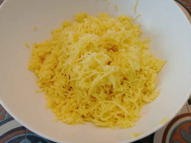 Salmone alla piastra marinato all'india pale ale su pure di patate e piselli