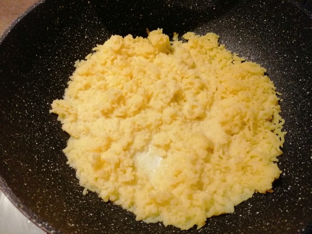 Salmone alla piastra marinato all'india pale ale su pure di patate e piselli