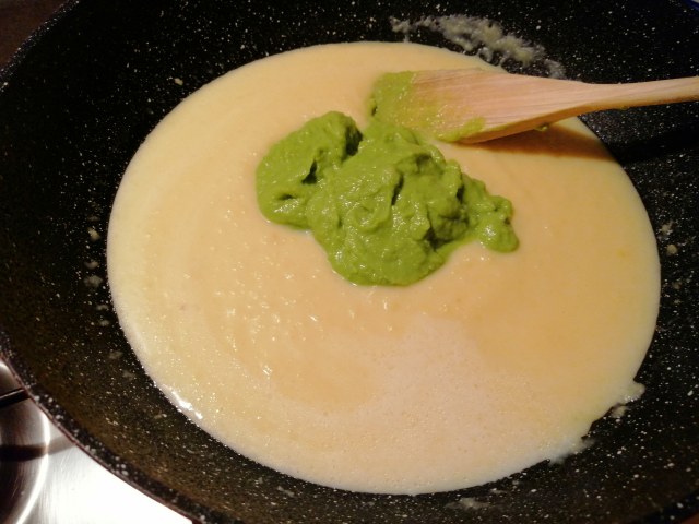 Salmone alla piastra marinato all'india pale ale su pure di patate e piselli