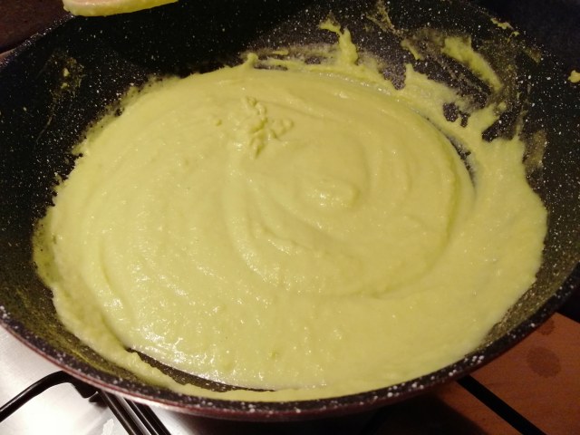 Salmone alla piastra marinato all'india pale ale su pure di patate e piselli