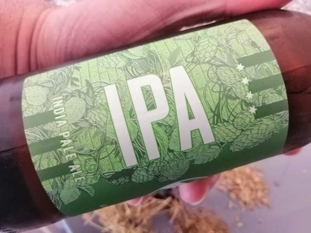 Salmone alla piastra marinato all'india pale ale su pure di patate e piselli