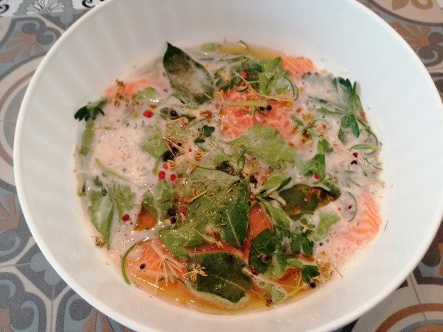 Salmone alla piastra marinato all'india pale ale su pure di patate e piselli