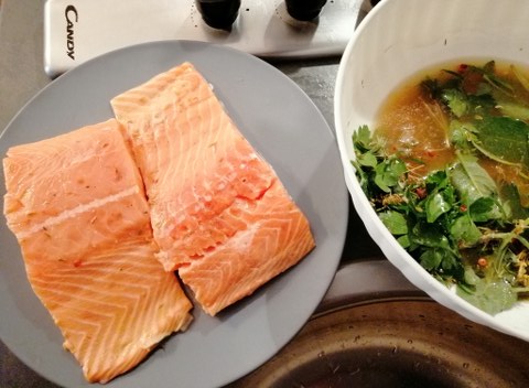 Salmone alla piastra marinato all'india pale ale su pure di patate e piselli