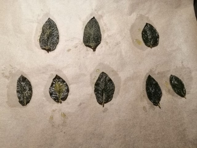 Salmone alla piastra marinato all'india pale ale su pure di patate e piselli