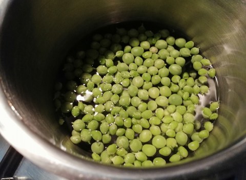 Salmone alla piastra marinato all'india pale ale su pure di patate e piselli