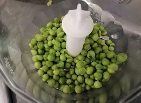 Salmone alla piastra marinato all'india pale ale su pure di patate e piselli