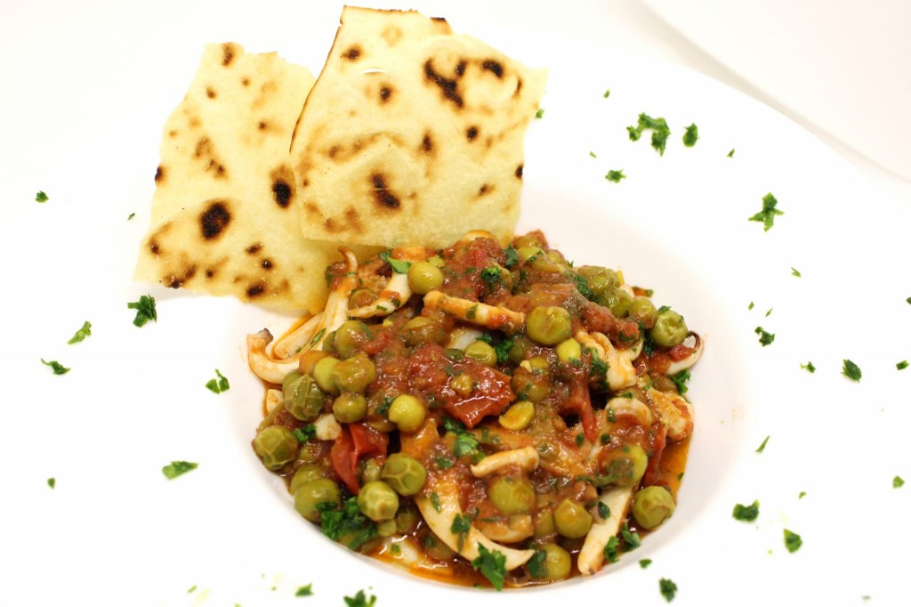 Seppie e piselli freschi con pacchetelle di pomodoro del piennolo e sfoglie di pane guttiau