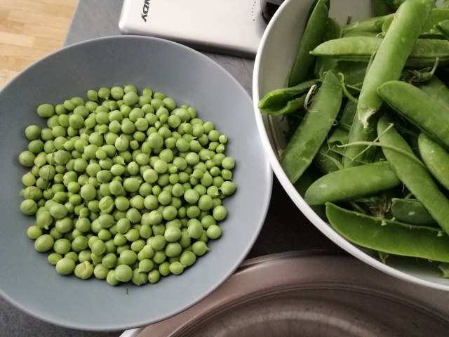 Seppie e piselli freschi con pacchetelle di pomodoro del piennolo e sfoglie di pane guttiau