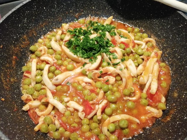 Seppie e piselli freschi con pacchetelle di pomodoro del piennolo e sfoglie di pane guttiau