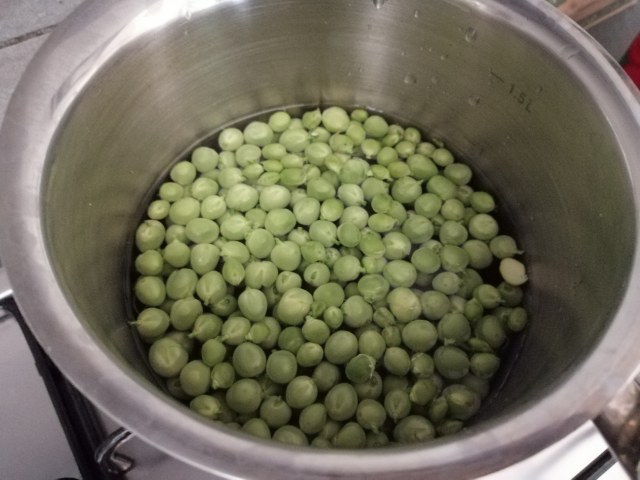 Seppie e piselli freschi con pacchetelle di pomodoro del piennolo e sfoglie di pane guttiau