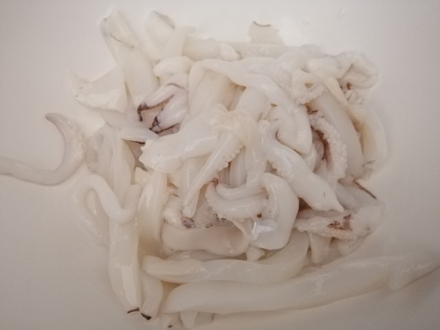 Seppie e piselli freschi con pacchetelle di pomodoro del piennolo e sfoglie di pane guttiau