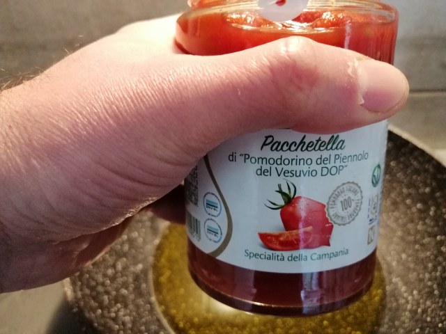 Seppie e piselli freschi con pacchetelle di pomodoro del piennolo e sfoglie di pane guttiau