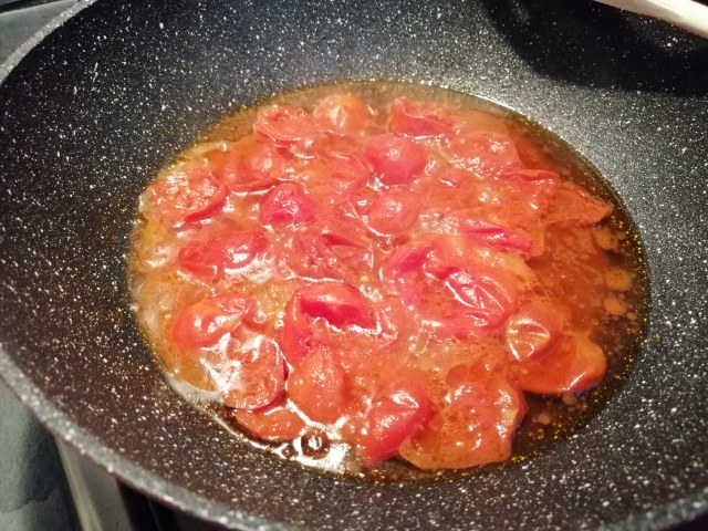 Seppie e piselli freschi con pacchetelle di pomodoro del piennolo e sfoglie di pane guttiau