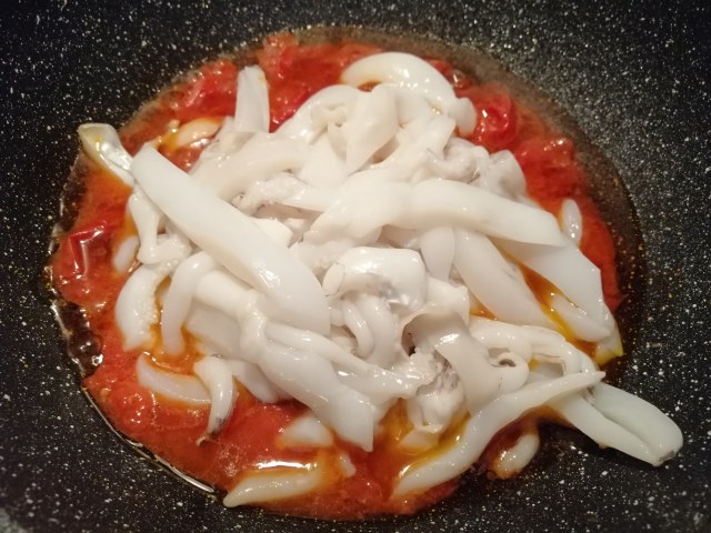 Seppie e piselli freschi con pacchetelle di pomodoro del piennolo e sfoglie di pane guttiau