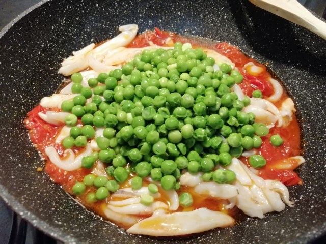 Seppie e piselli freschi con pacchetelle di pomodoro del piennolo e sfoglie di pane guttiau