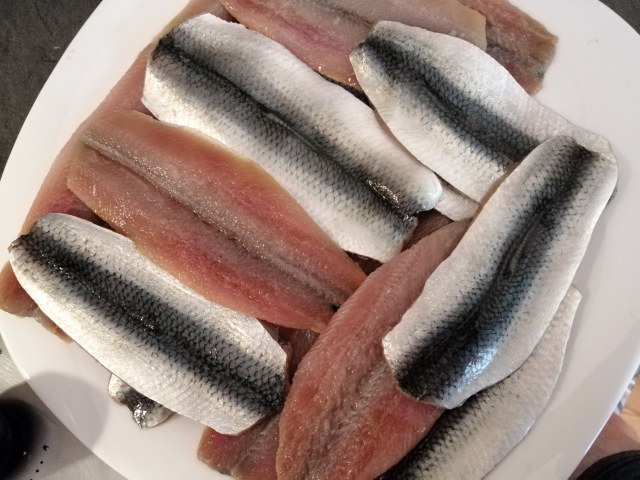 Aringhe alla beccafico sbagliata con salsa agli agrumi