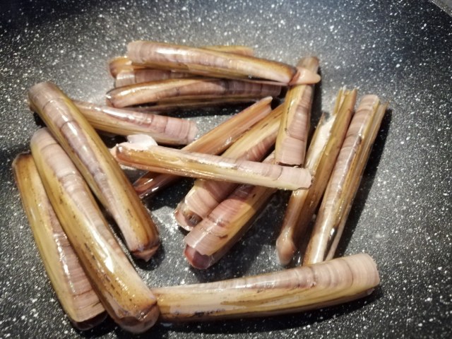 Fregola sarda con pesce spada cannolicchi datterini gialli e rossi e menta