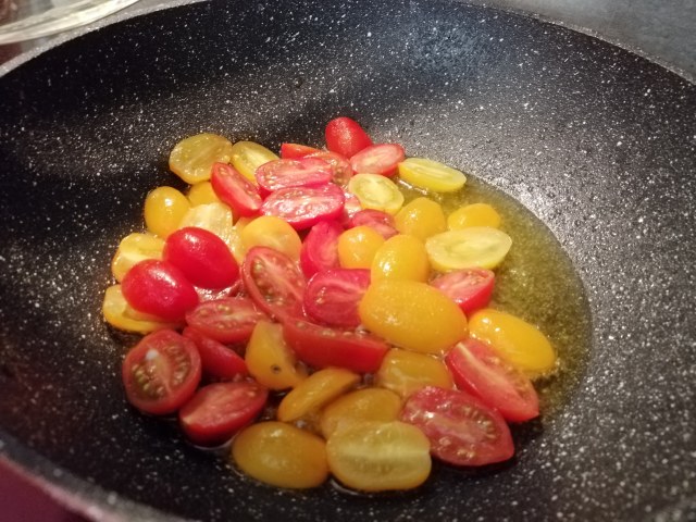Fregola sarda con pesce spada cannolicchi datterini gialli e rossi e menta