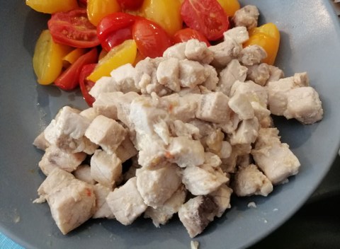 Fregola sarda con pesce spada cannolicchi datterini gialli e rossi e menta