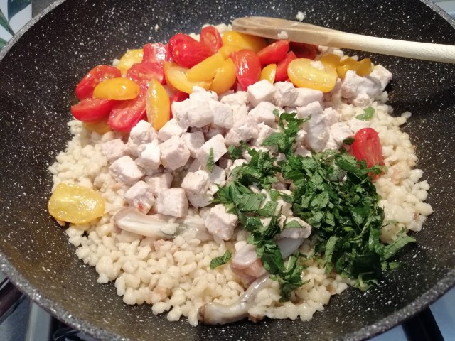 Fregola sarda con pesce spada cannolicchi datterini gialli e rossi e menta