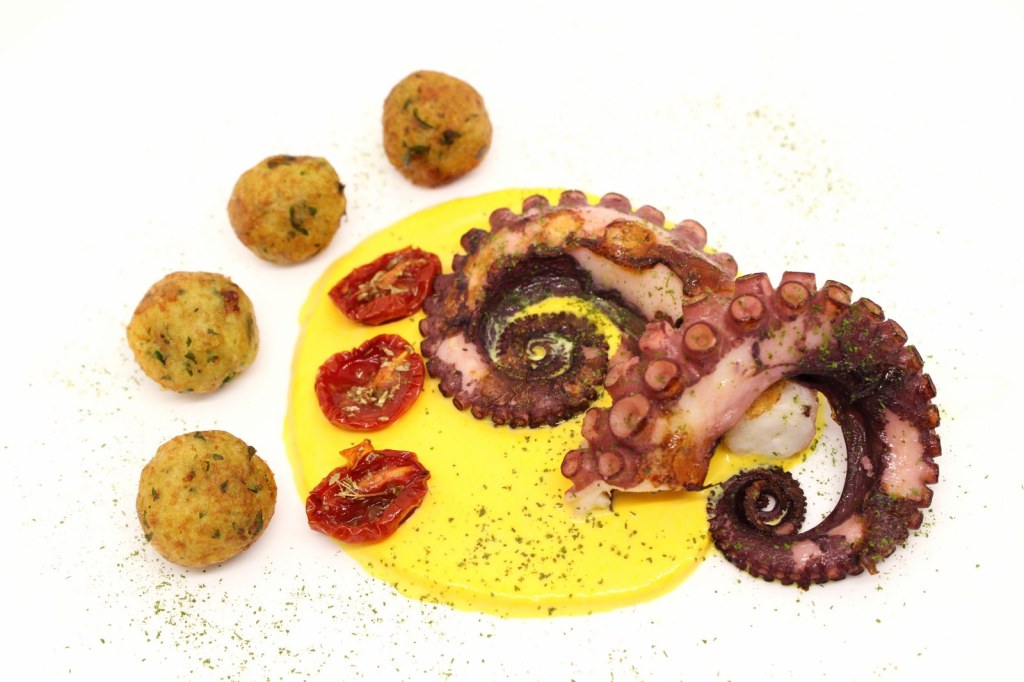 Polpo alla brace su crema di stracciatella allo zafferano con pomodori confit e praline di patate