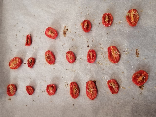 Polpo alla brace su crema di stracciatella allo zafferano con pomodori confit e praline di patate