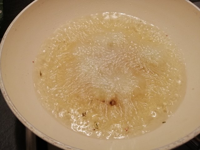 Polpo alla brace su crema di stracciatella allo zafferano con pomodori confit e praline di patate