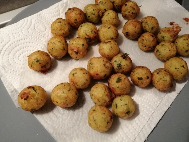 Polpo alla brace su crema di stracciatella allo zafferano con pomodori confit e praline di patate