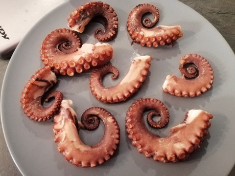 Polpo alla brace su crema di stracciatella allo zafferano con pomodori confit e praline di patate