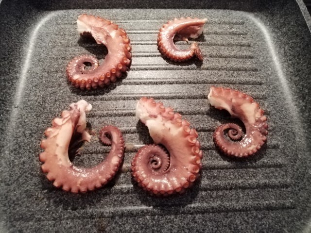 Polpo alla brace su crema di stracciatella allo zafferano con pomodori confit e praline di patate