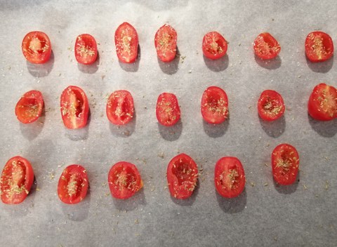 Polpo alla brace su crema di stracciatella allo zafferano con pomodori confit e praline di patate