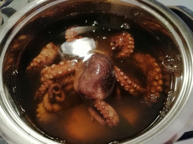 Polpo alla brace su crema di stracciatella allo zafferano con pomodori confit e praline di patate