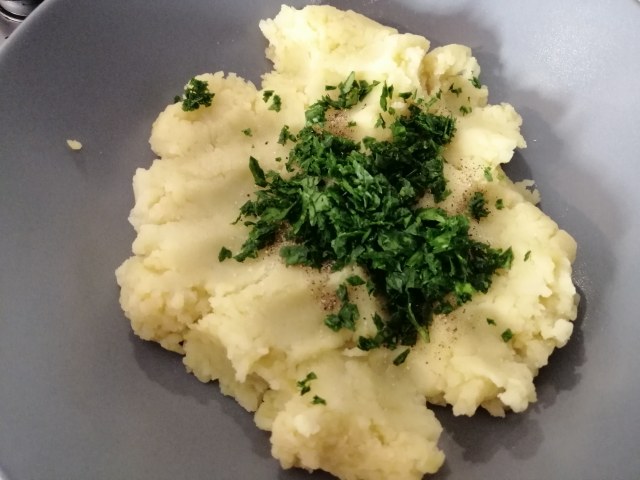 Polpo alla brace su crema di stracciatella allo zafferano con pomodori confit e praline di patate