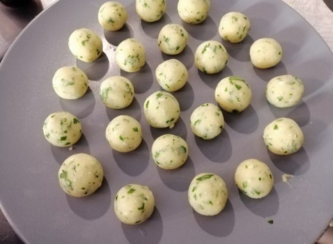 Polpo alla brace su crema di stracciatella allo zafferano con pomodori confit e praline di patate