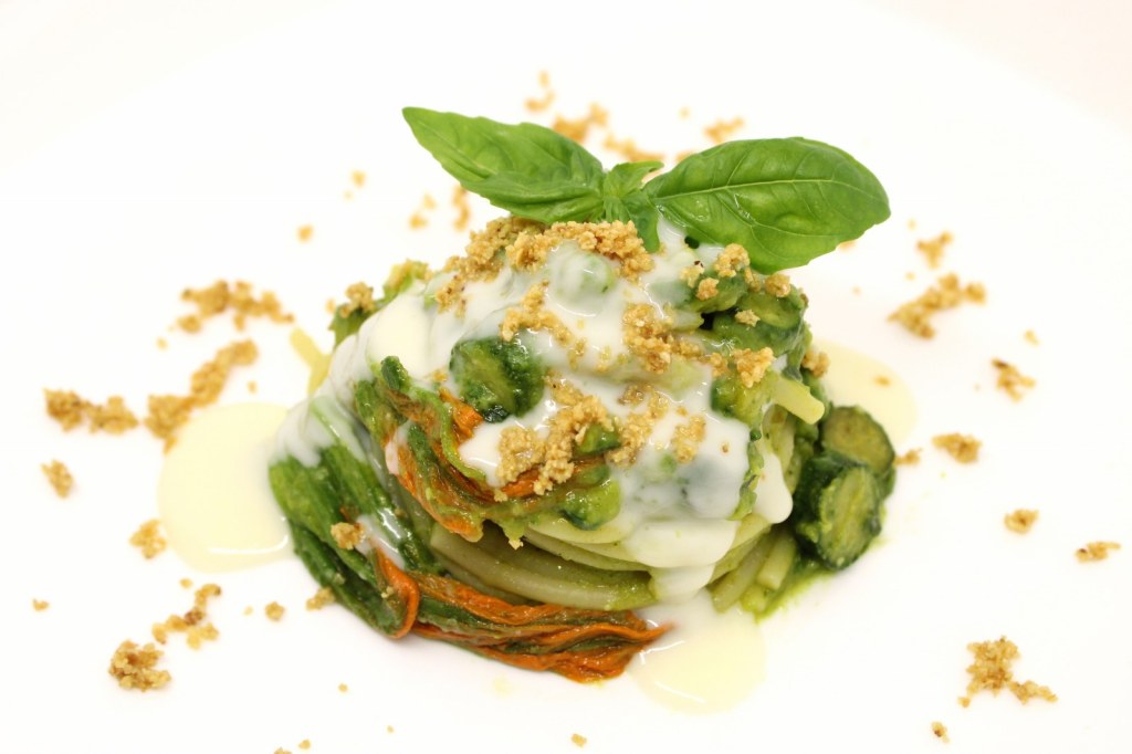 Spaghettoni con zucchine la loro crema i loro fiori fonduta di taleggio e crumble di arachidi