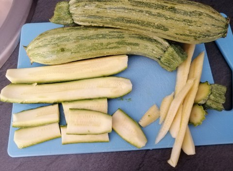 Spaghettoni con zucchine la loro crema i loro fiori fonduta di taleggio e crumble di arachidi