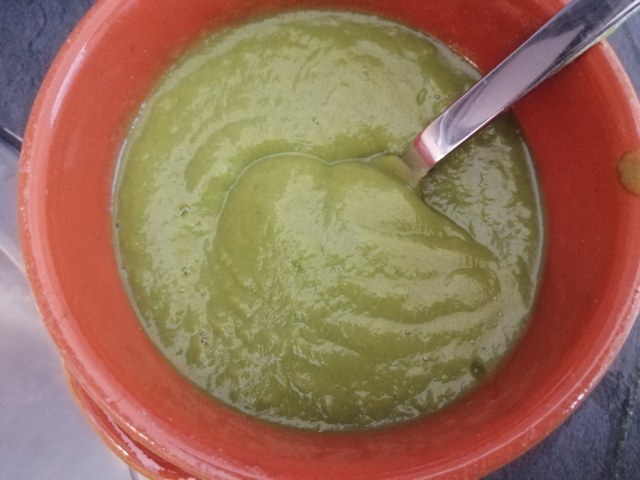 Spaghettoni con zucchine la loro crema i loro fiori fonduta di taleggio e crumble di arachidi