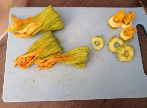 Spaghettoni con zucchine la loro crema i loro fiori fonduta di taleggio e crumble di arachidi