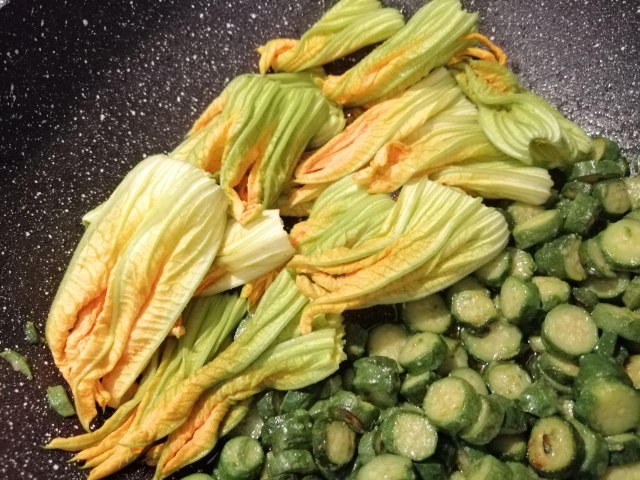 Spaghettoni con zucchine la loro crema i loro fiori fonduta di taleggio e crumble di arachidi