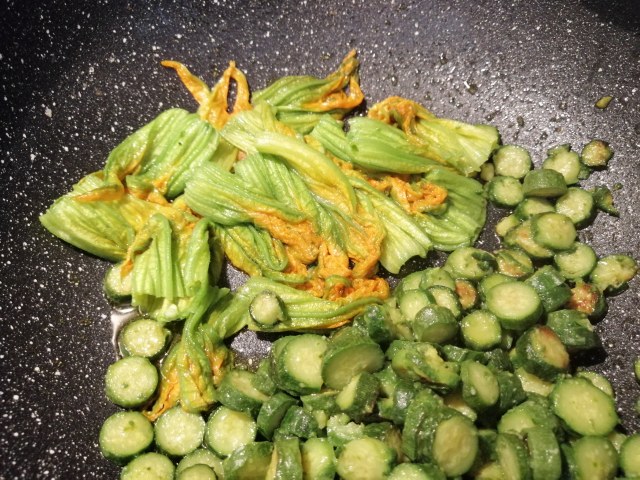 Spaghettoni con zucchine la loro crema i loro fiori fonduta di taleggio e crumble di arachidi