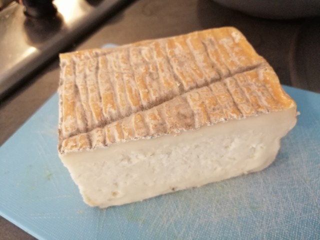 Spaghettoni con zucchine la loro crema i loro fiori fonduta di taleggio e crumble di arachidi