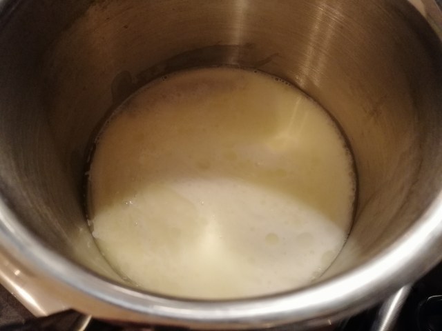 Spaghettoni con zucchine la loro crema i loro fiori fonduta di taleggio e crumble di arachidi