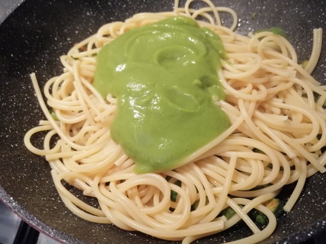 Spaghettoni con zucchine la loro crema i loro fiori fonduta di taleggio e crumble di arachidi