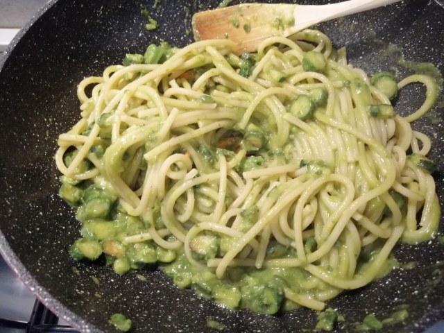 Spaghettoni con zucchine la loro crema i loro fiori fonduta di taleggio e crumble di arachidi