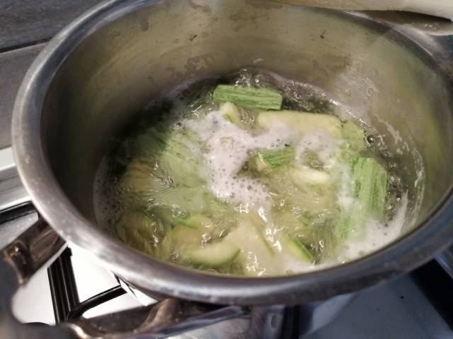 Spaghettoni con zucchine la loro crema i loro fiori fonduta di taleggio e crumble di arachidi