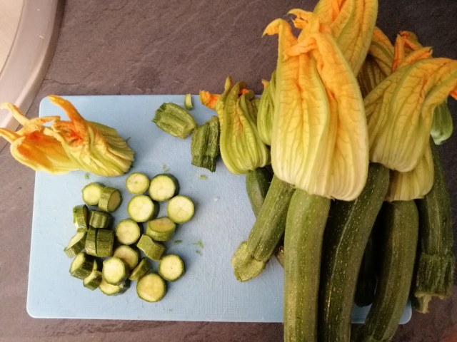 Spaghettoni con zucchine la loro crema i loro fiori fonduta di taleggio e crumble di arachidi