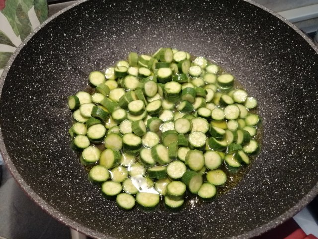 Spaghettoni con zucchine la loro crema i loro fiori fonduta di taleggio e crumble di arachidi