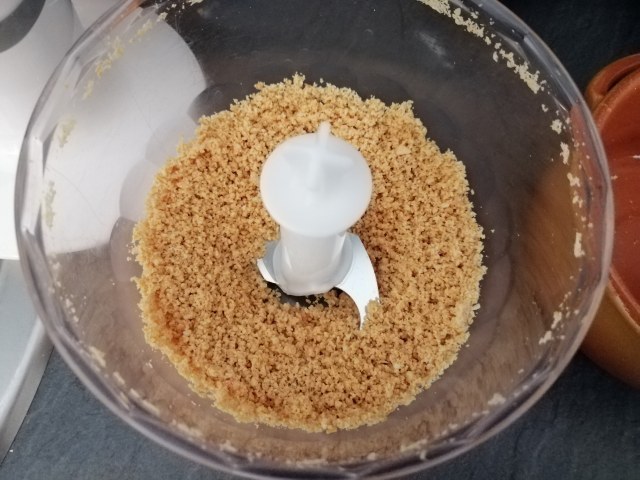 Spaghettoni con zucchine la loro crema i loro fiori fonduta di taleggio e crumble di arachidi