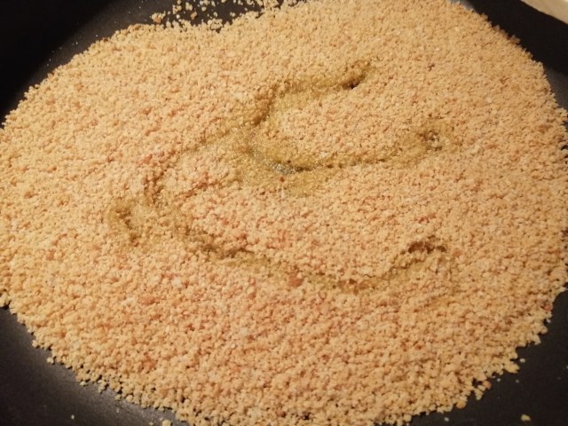 Spaghettoni con zucchine la loro crema i loro fiori fonduta di taleggio e crumble di arachidi