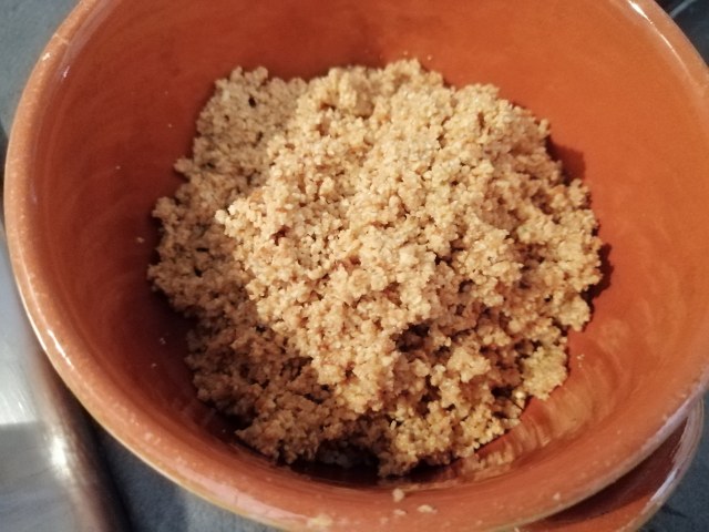 Spaghettoni con zucchine la loro crema i loro fiori fonduta di taleggio e crumble di arachidi